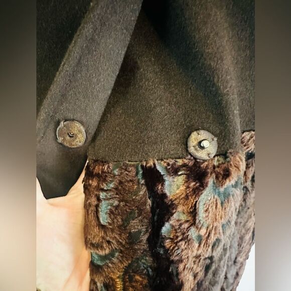 Tahari women’s black long coat. Faux fur detail across bottom feels like velvet - Picture 4 of 7